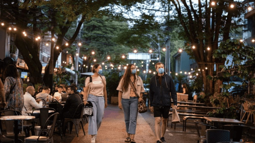 what is there to do in medellin at night?